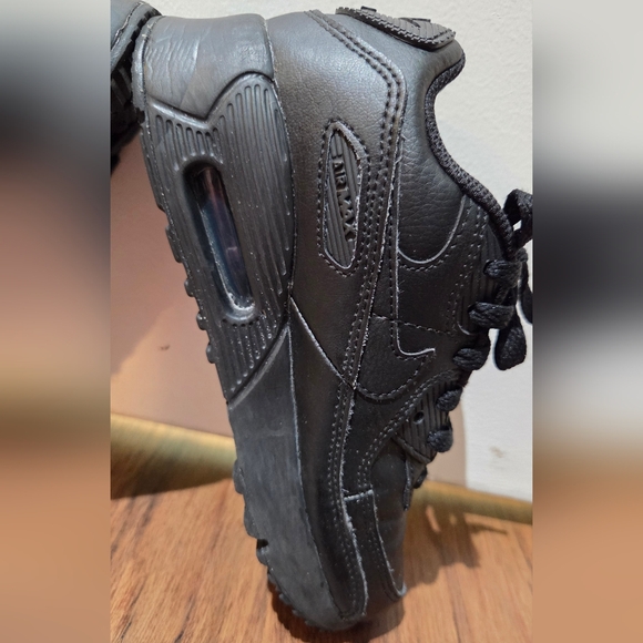 Kids Black Nike Air Max 90, Size 2Y - Picture 5 of 9